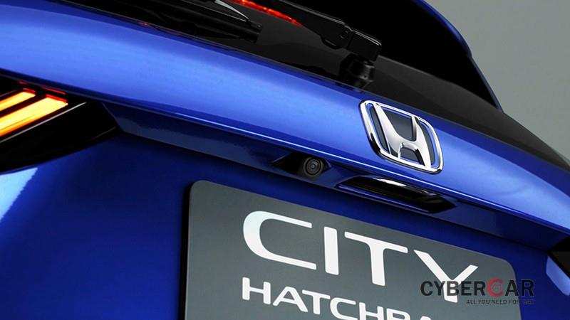 Honda City Hatchback e:HEV RS có logo màu xanh dương