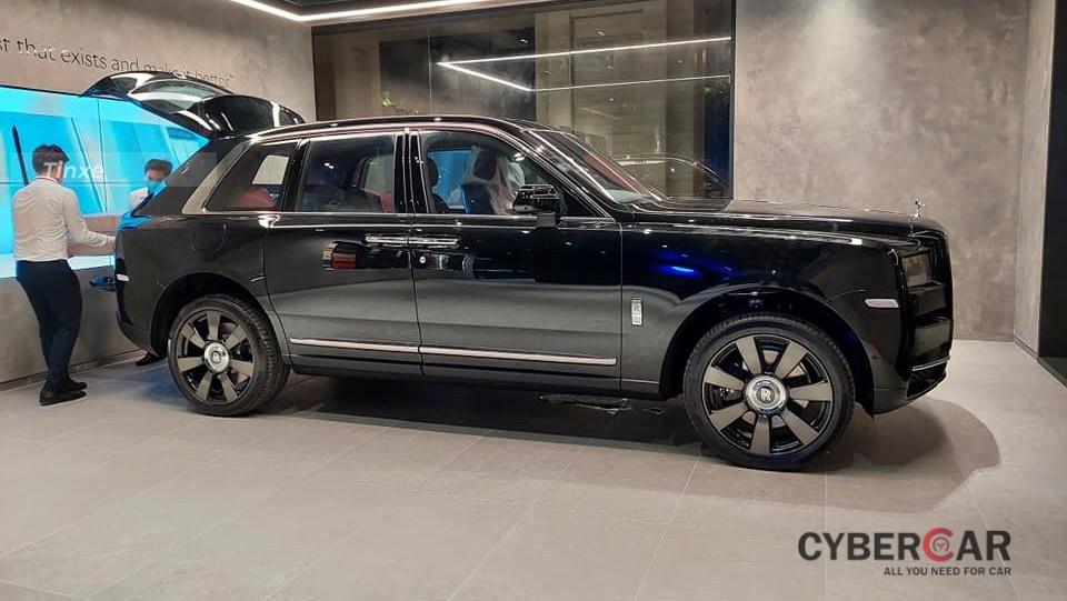 SUV siêu sang Rolls-Royce Cullinan bên trong đại lý chính hãng đặt tại Tp.HCM