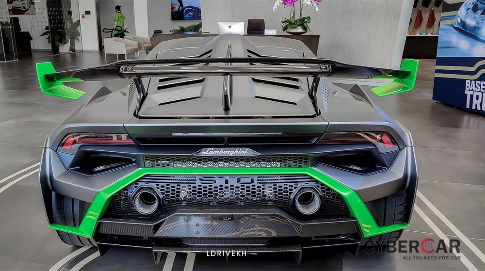 Thiết kế đuôi siêu xe Lamborghini Huracan STO