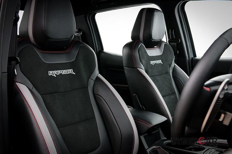 Ghế của Ford Ranger Raptor X 2021 phối màu đen và ghi sáng