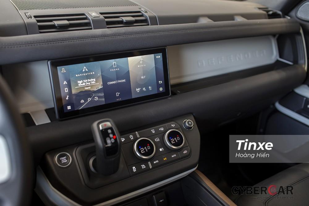 Đánh giá Land Rover Defender 90 - Cụm điều khiển trung tâm gọn gàng với màn hình cảm ứng và các nút bấm tích hợp đa chức năng.