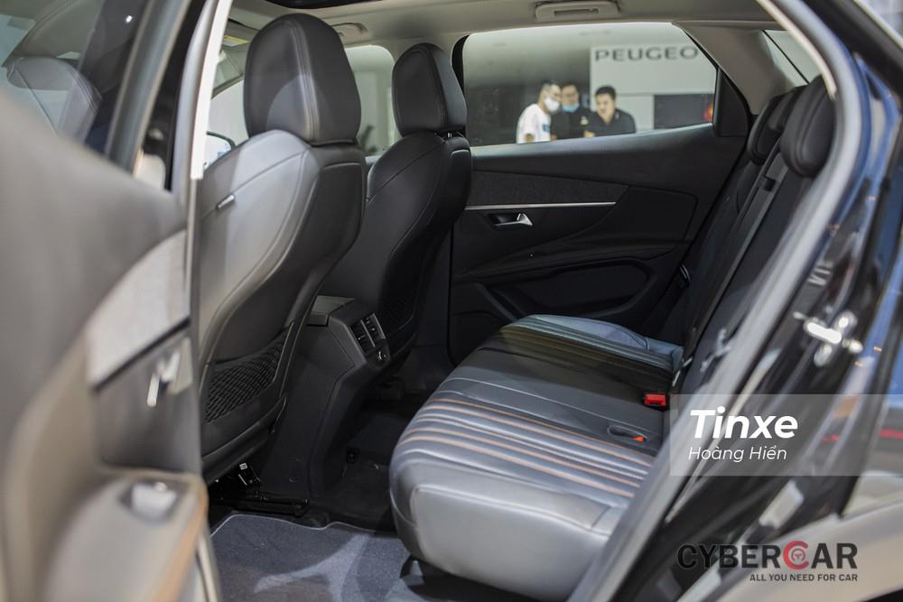 Hàng ghế thứ 2 của Peugeot 3008 mới vẫn khá rộng rãi nhờ vào cách thiết kế chỗ ngồi và chiều dài cơ sở 2,73 mét.