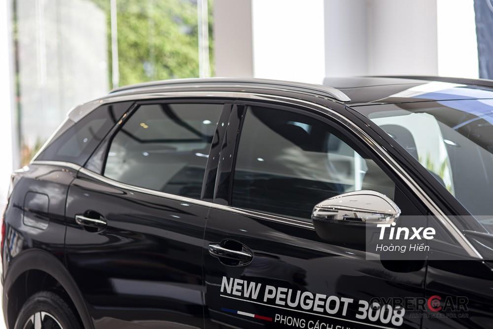 Peugeot 3008 mới được trang bị giá nóc thấp và nhiều đường viền mạ chrome ở cửa sổ xe.