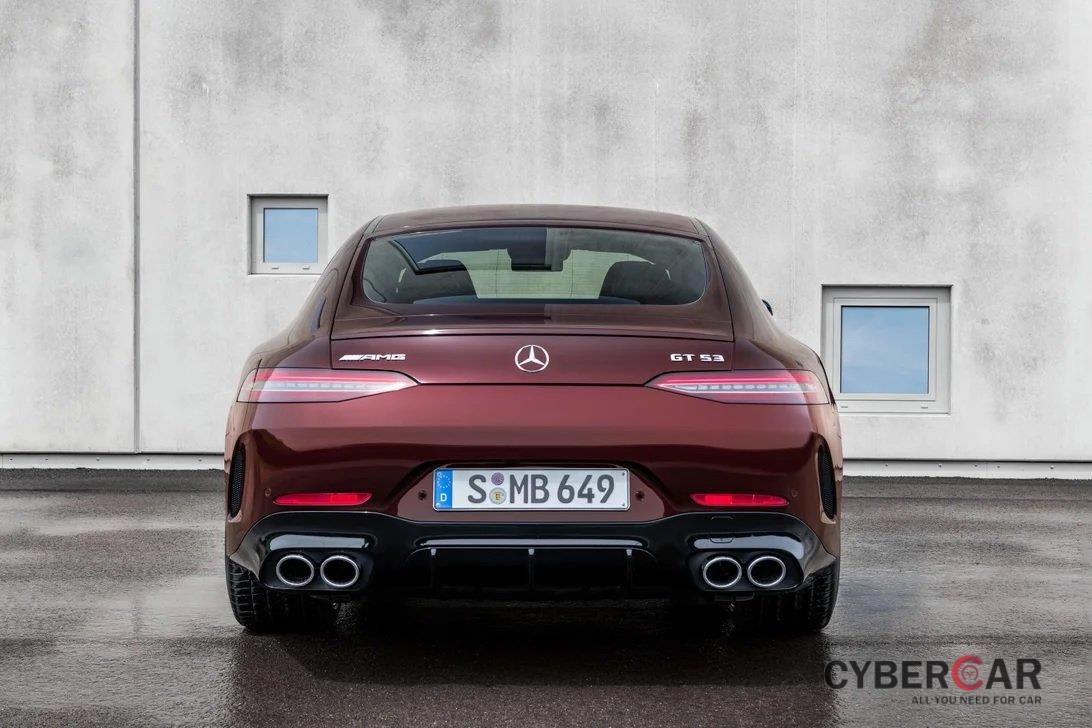 Mercedes-AMG GT facelift khiến mẫu xe tươi mới hơn.