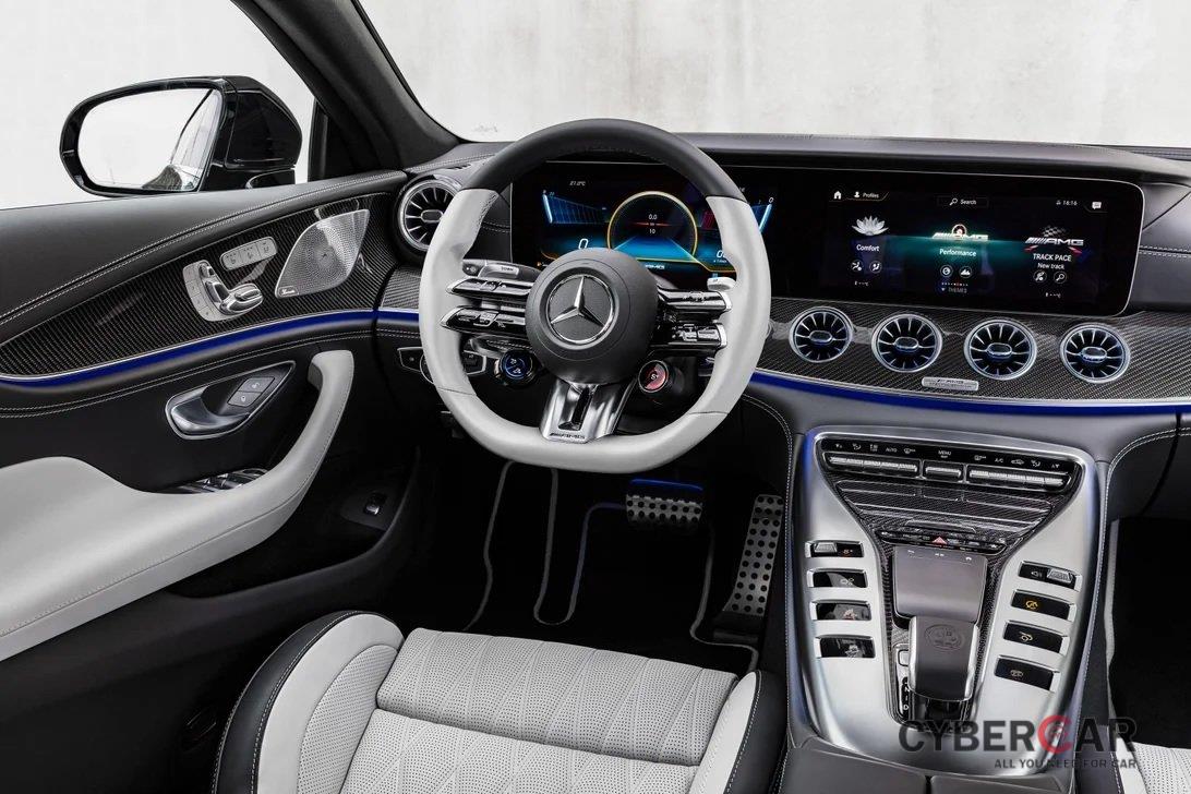 Mercedes-AMG GT cũng được tinh chỉnh về mặt nội thất.