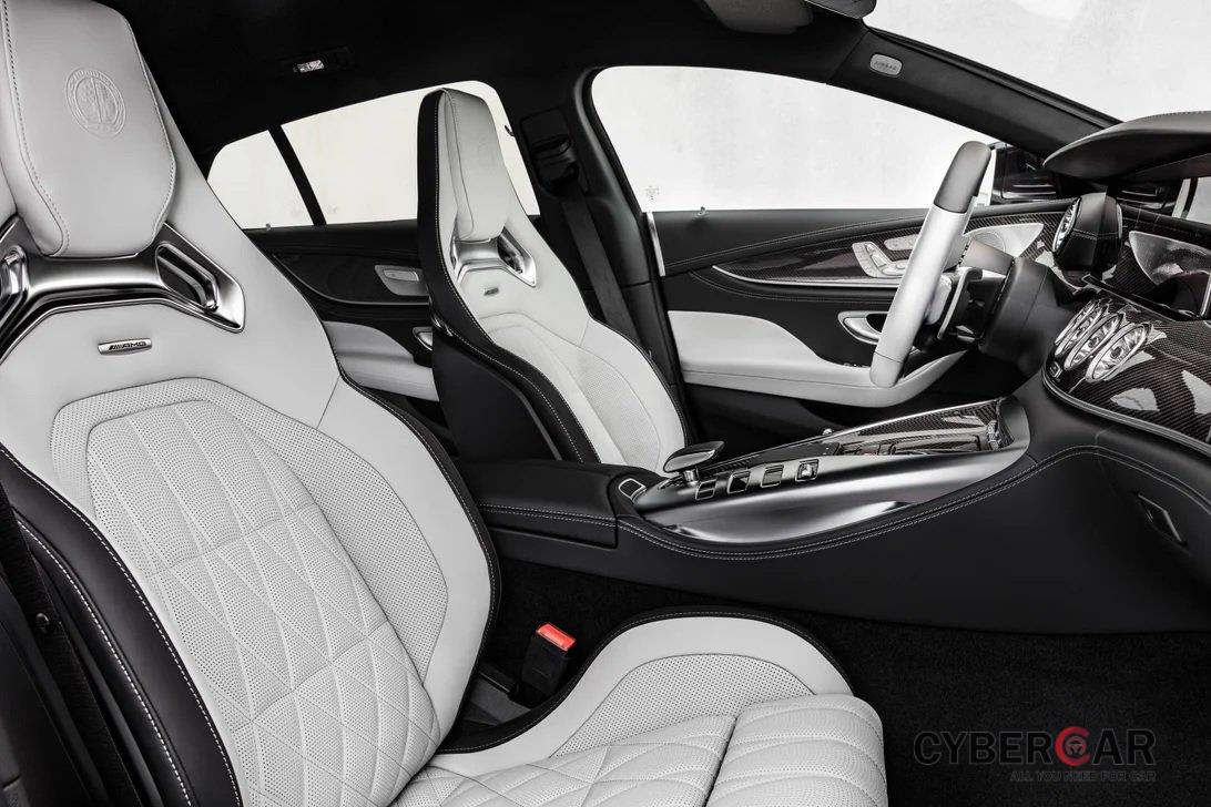 Mercedes-AMG GT tích hợp hàng loạt tính năng cùng công nghệ tối tân nâng tầm trải nghiệm người dùng.