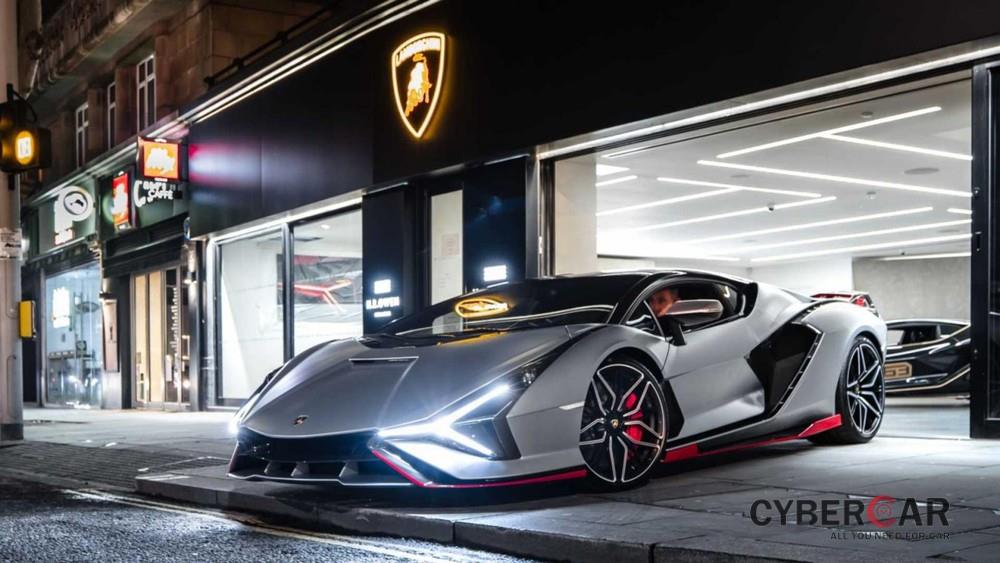 Siêu phẩm Lamborghini Sian màu bạc với viền đỏ ở Anh