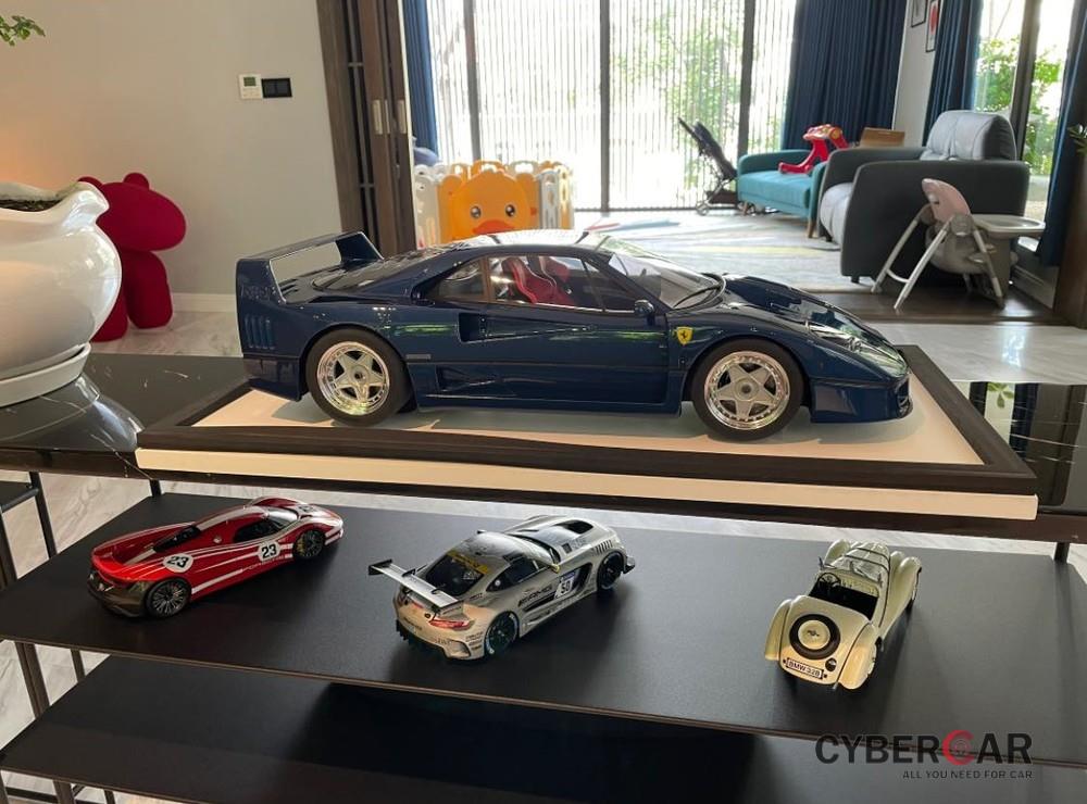 Hình ảnh dàn xe mô hình của Cường Đô-la với điểm nhấn là Ferrari F40 màu xanh có tỷ lệ 1:8