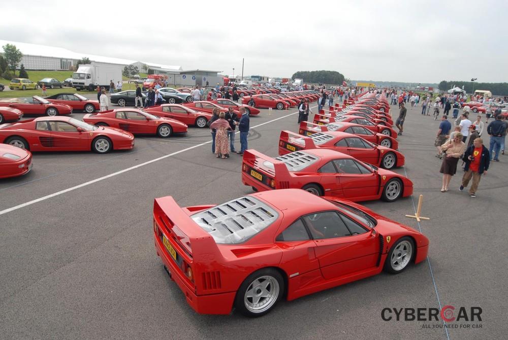 Hàng trăm chiếc siêu xe Ferrari F40 tụ tập cùng nhau