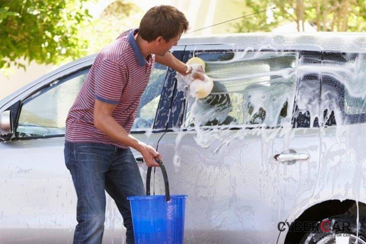 Hạn chế dùng bột giặt, nước rửa chén để vệ sinh xe.