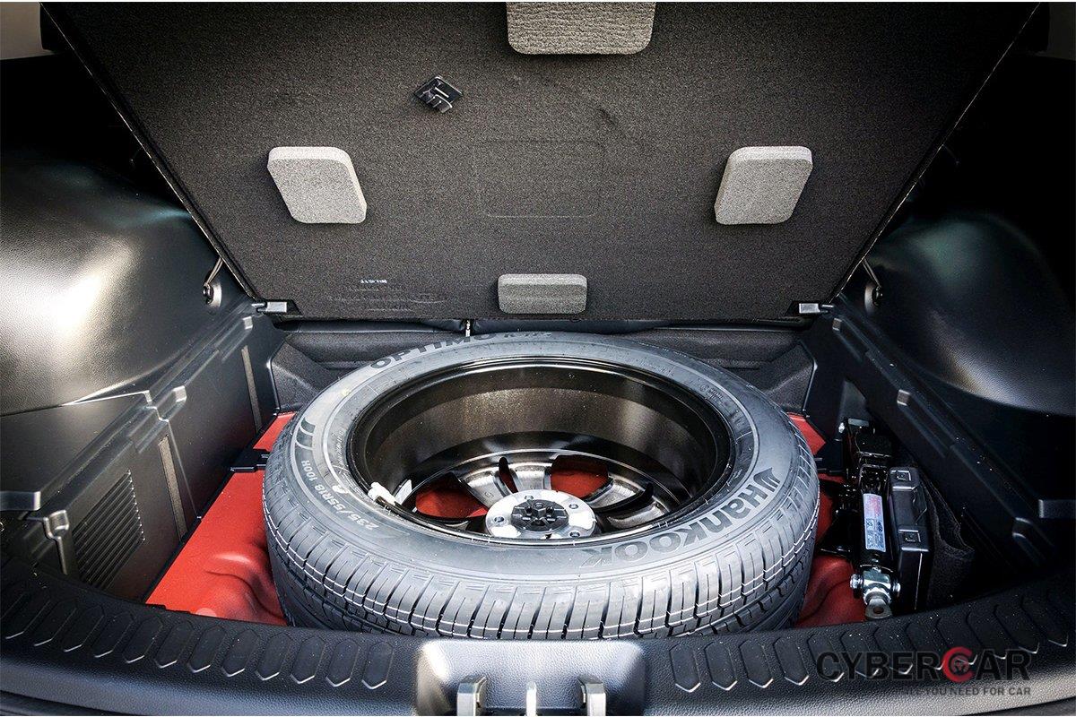 Thông thường lốp dự phòng sẽ có khoang lốp riêng trong khoang chứa hành lý.