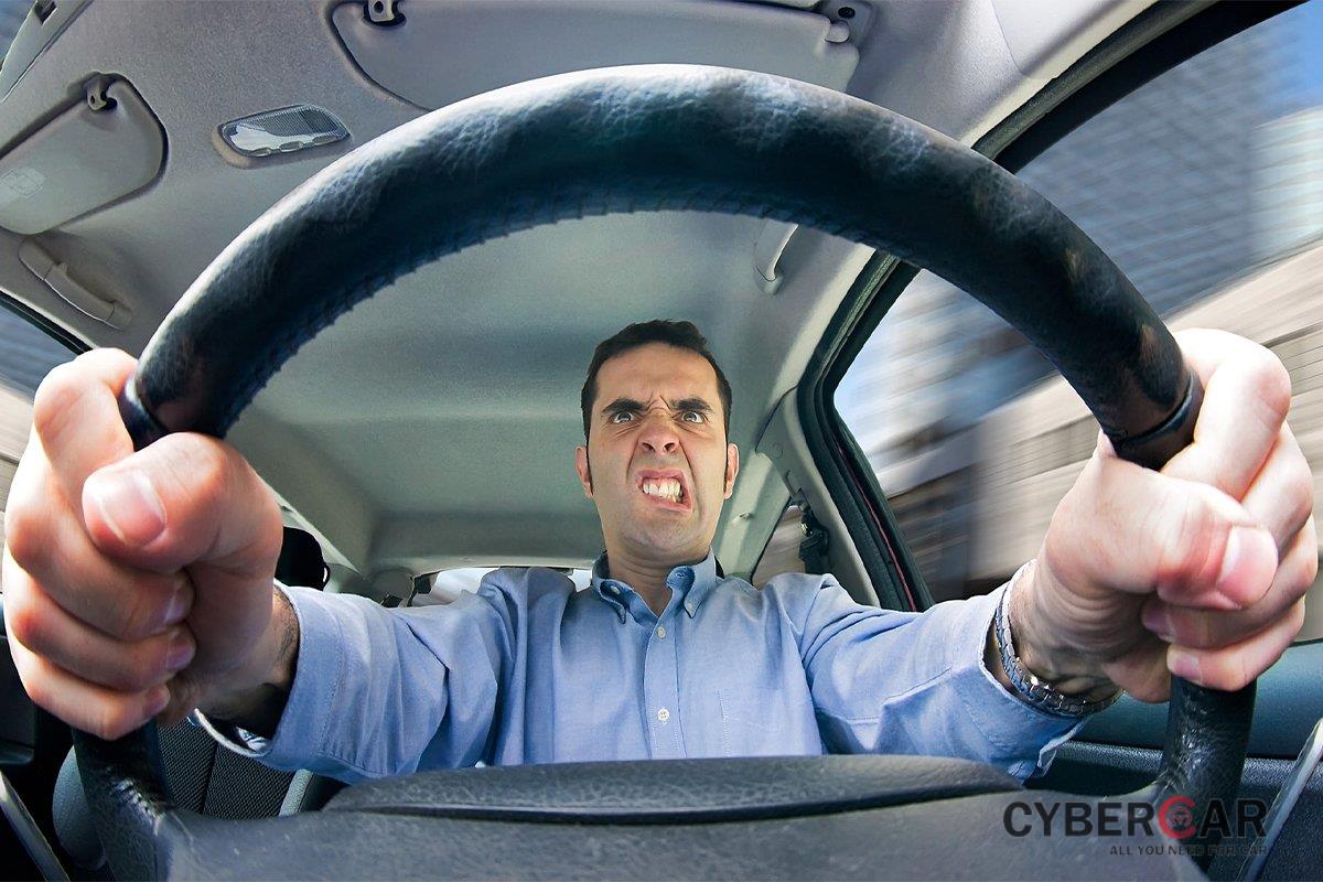 Lái xe trong tình trạng mất bình tĩnh thường rất nguy hiểm.