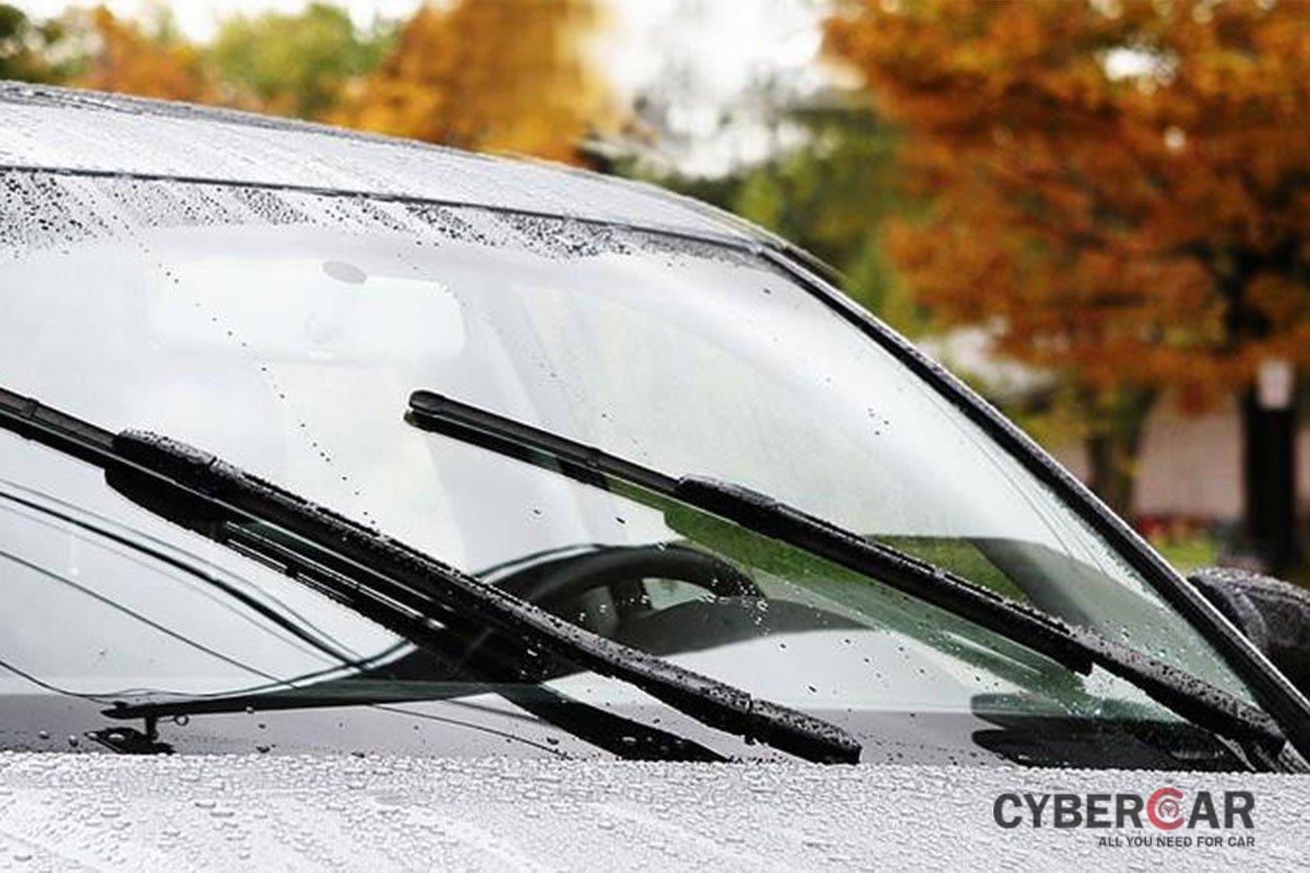 Cần gạt mưa kính lái, kính chiếu hậu ô tô,..là những chi tiết quan trọng cần kiểm tra.