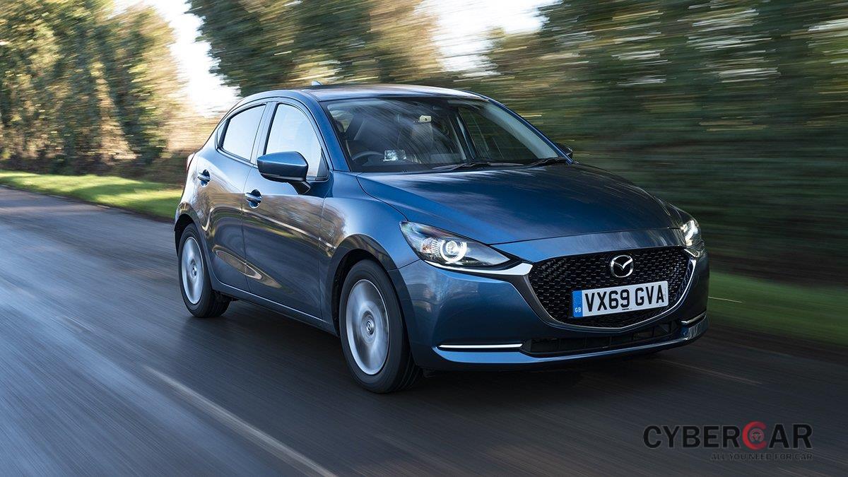 Mazda 2 - xe ô tô cho nữ đáng tham khảo hiện có giá niêm yết là 479 - 619 triệu VNĐ.
