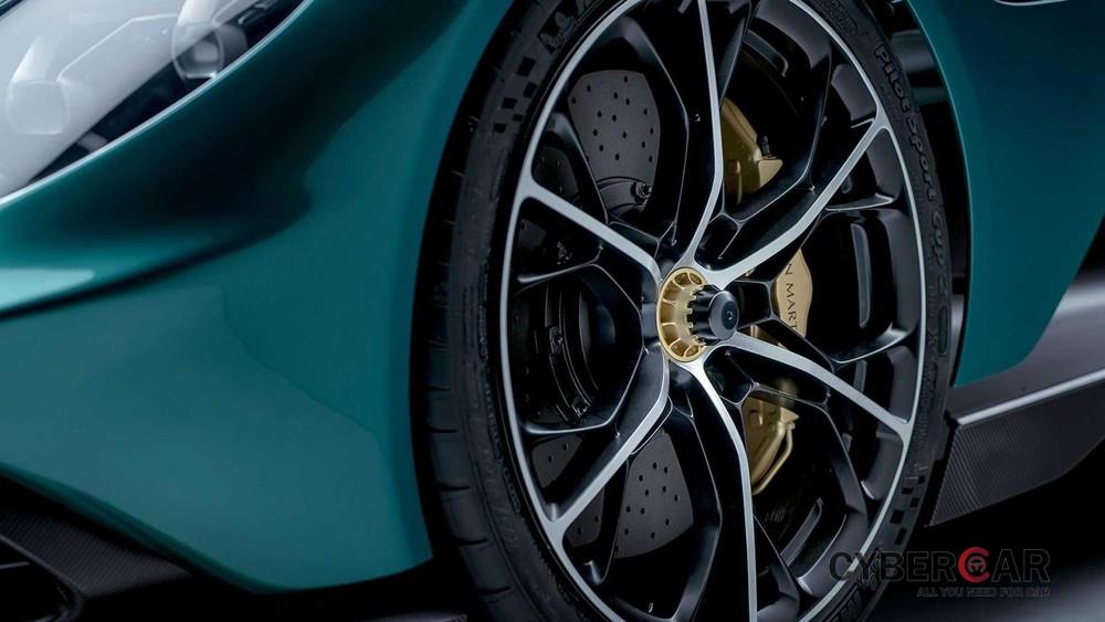 Cận cảnh bánh xe của Aston Martin Valhalla 2022