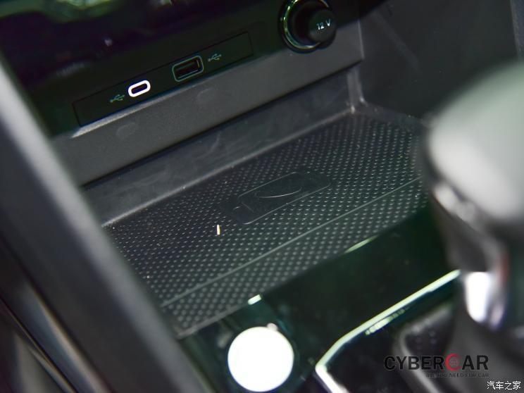 Sạc điện thoại thông minh không dây của Volkswagen Tiguan L 2021