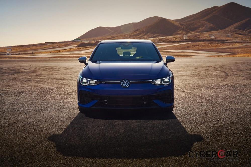 Cận cảnh đầu xe của Volkswagen Golf R 2022 