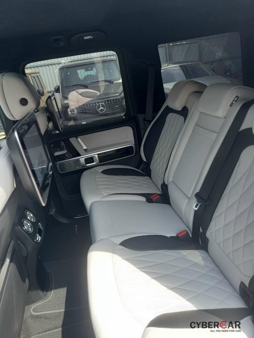 Hàng ghế sau của Mercedes-AMG G63 màu Rubellite Red