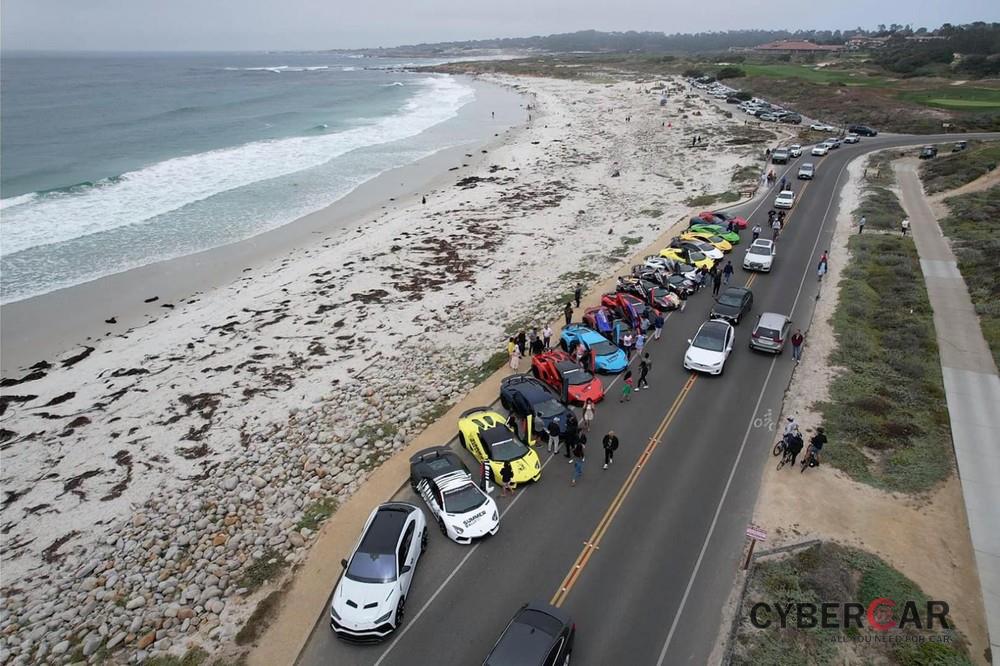 Đoàn siêu xe xếp hàng dài trên con đường cạnh bờ biển