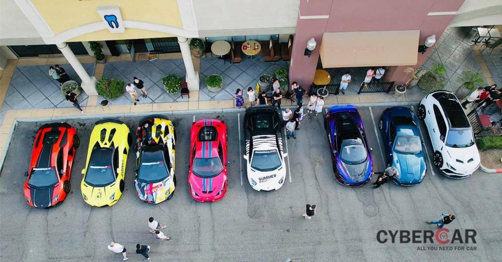 Từ trái sang là 3 chiếc Lamborghini Aventador với các phiên bản tiêu chuẩn, mui trần và Aventador SV Roadster, ngoài ra là Ferrari 458 Speciale, Lamborghini Aventador LP700-4 của Tyler Ngô, McLaren 765LT, Ferrari California hay Lamborghini Urus 