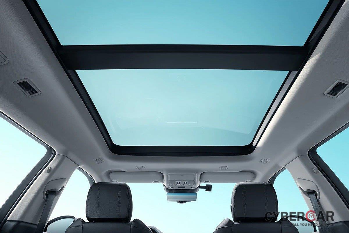 Range Rover Evoque L được trang bị cửa sổ trời toàn cảnh lớn.