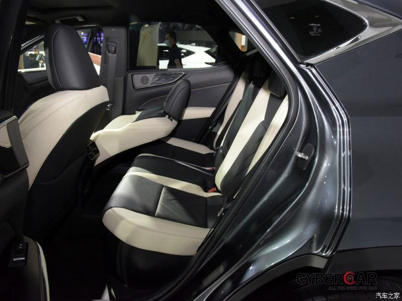 Ghế bọc da phối 2 màu của Lexus NX 2022
