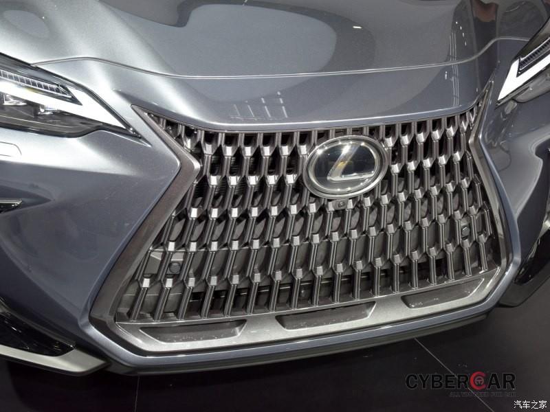 Lưới tản nhiệt với mắt lưới hình chữ U của Lexus NX 2022