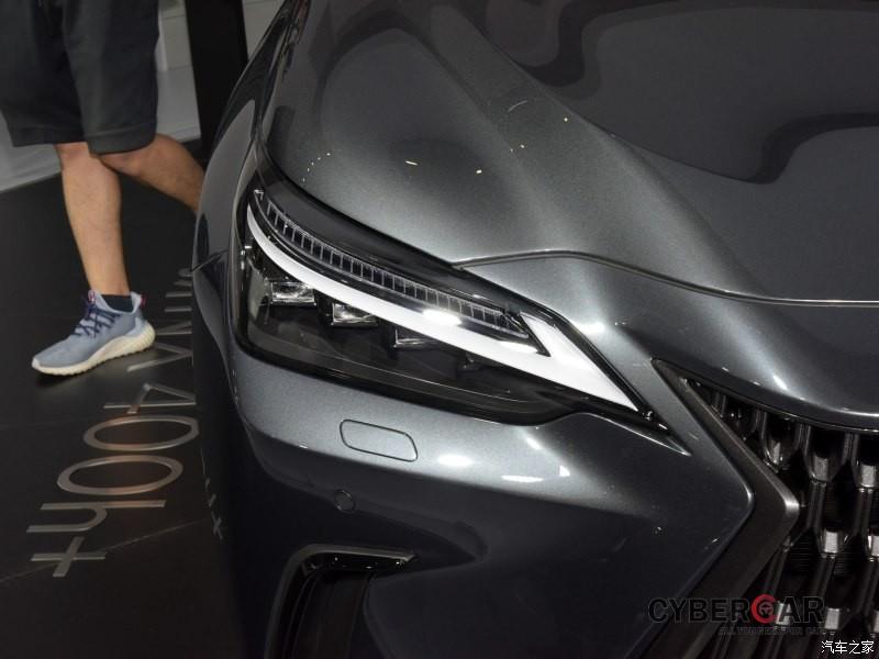 Đèn pha tích hợp dải đèn LED định vị ban ngày hình mũi tên của Lexus NX 2022