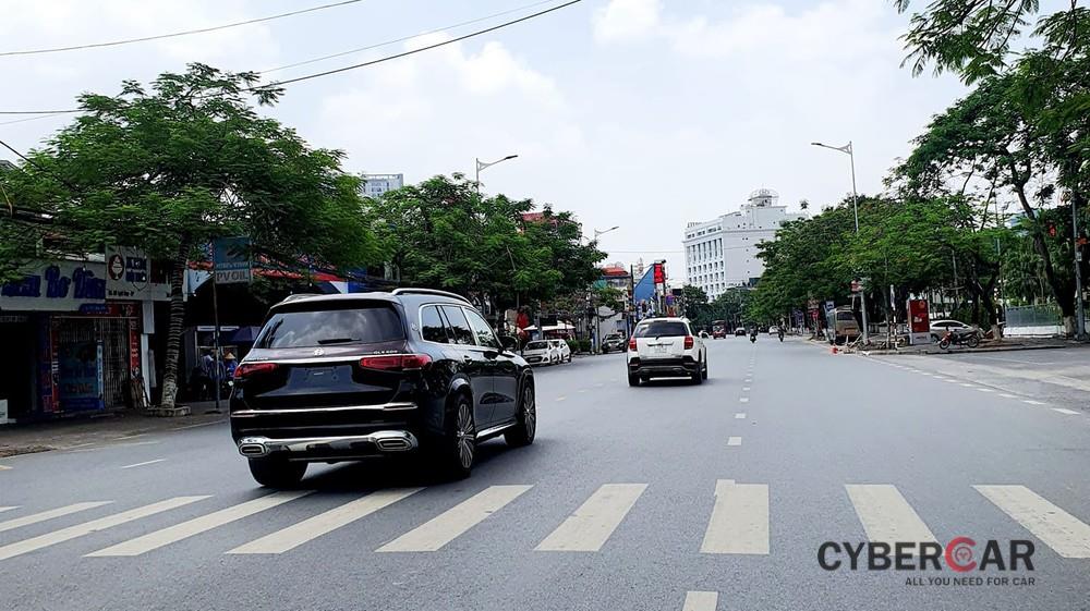 Chiếc xe Mercedes-Maybach GLS 600 lăn bánh trên đường phố Hải Phòng
