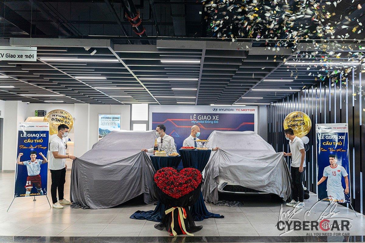Hai hậu vệ của CLB Hà Nội mua 2 chiếc Hyundai Santa Fe 2021 bản máy dầu cao cấp.