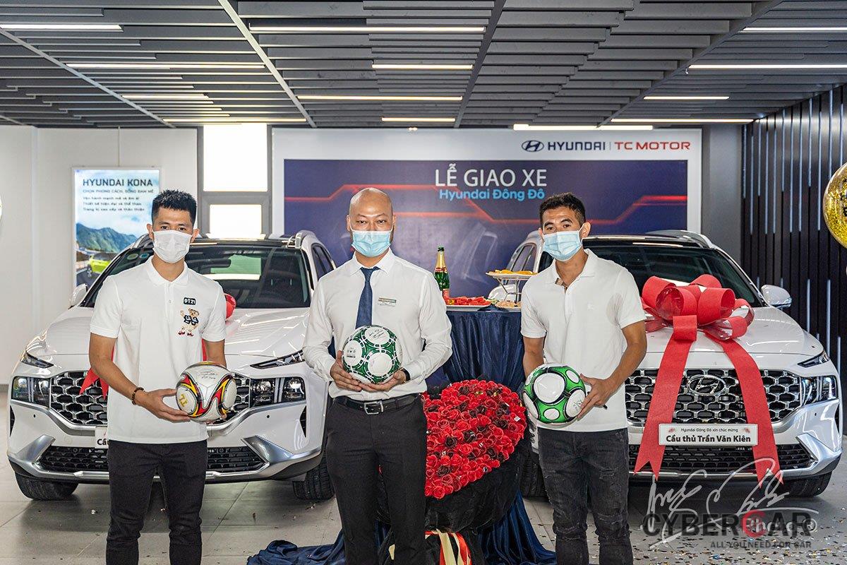 Đại diện đại lý Hyundai Đông Đô chung vui cùng 2 cầu thủ.