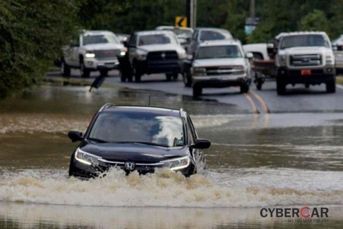 lái xe trong mùa mưa lũ