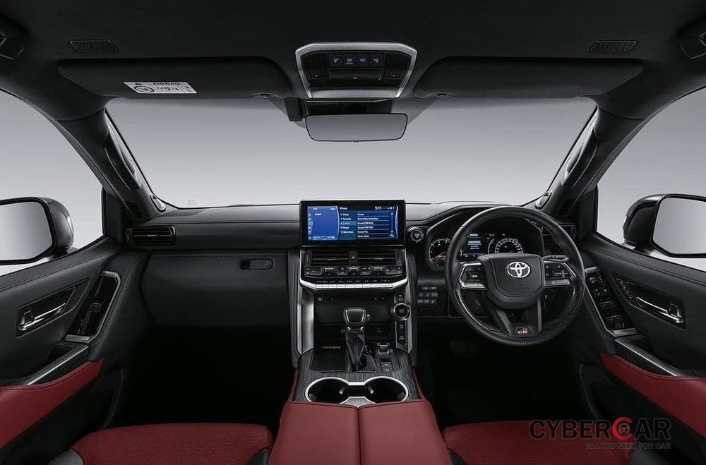 Nội thất bọc da màu đỏ - đen của Toyota Land Cruiser 300 GR Sport 2022