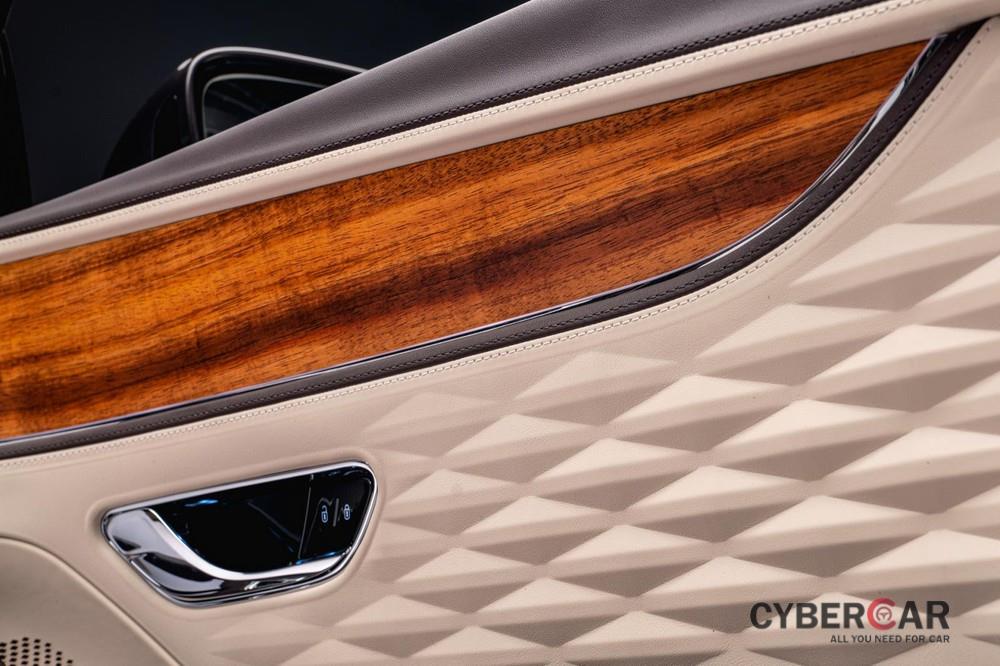 Mặt cửa ốp gỗ và bọc da với tạo hình kim cương của Bentley Flying Spur Hybrid Odyssean Edition 2022