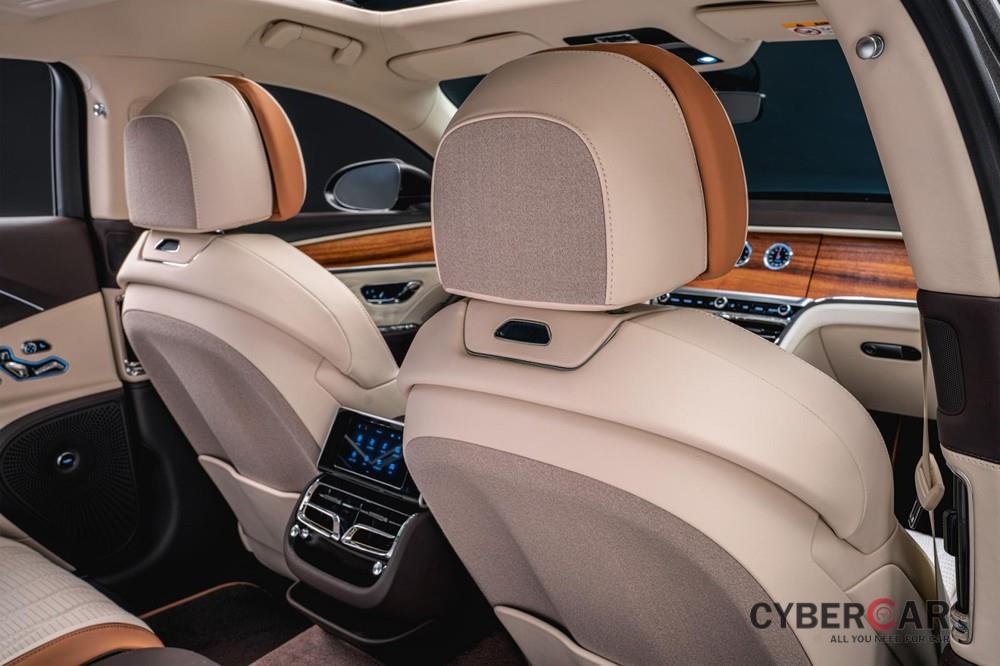Màn hình thông tin giải trí của Bentley Flying Spur Hybrid Odyssean Edition 2022 có thể xoay vào trong để ẩn đi