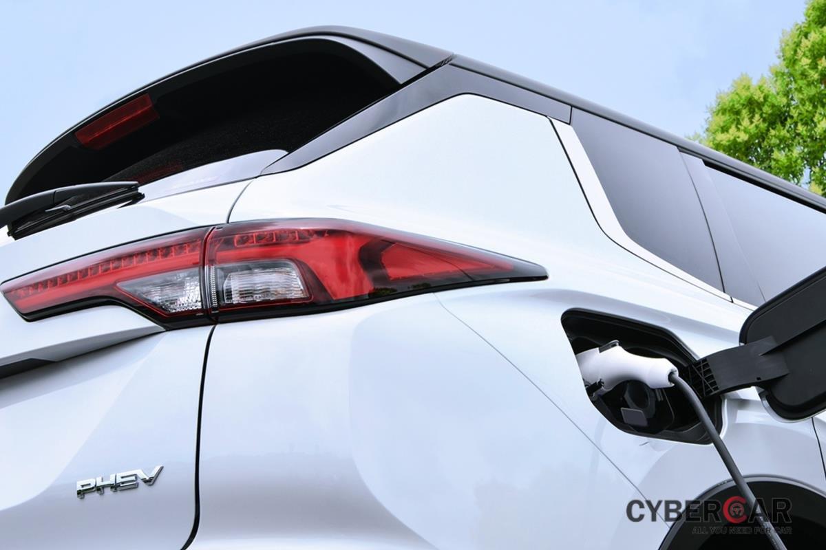 Mitsubishi Outlander EV teaser 1