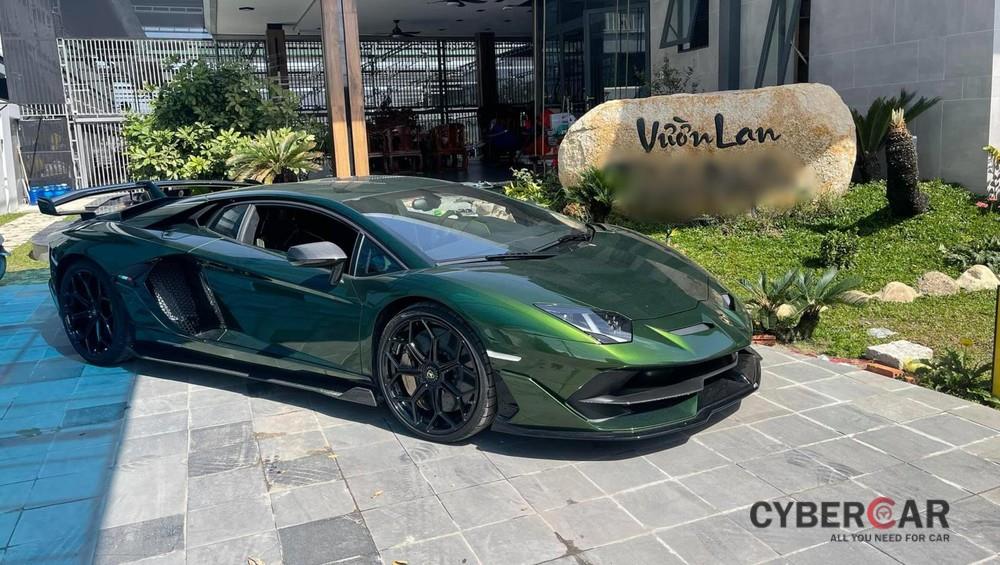 Sau nhiều tháng chờ đợi, cuối cùng đại gia lan đột biến Củ Chi cũng đã đón vợ mới Lamborghini Aventador SVJ về garage