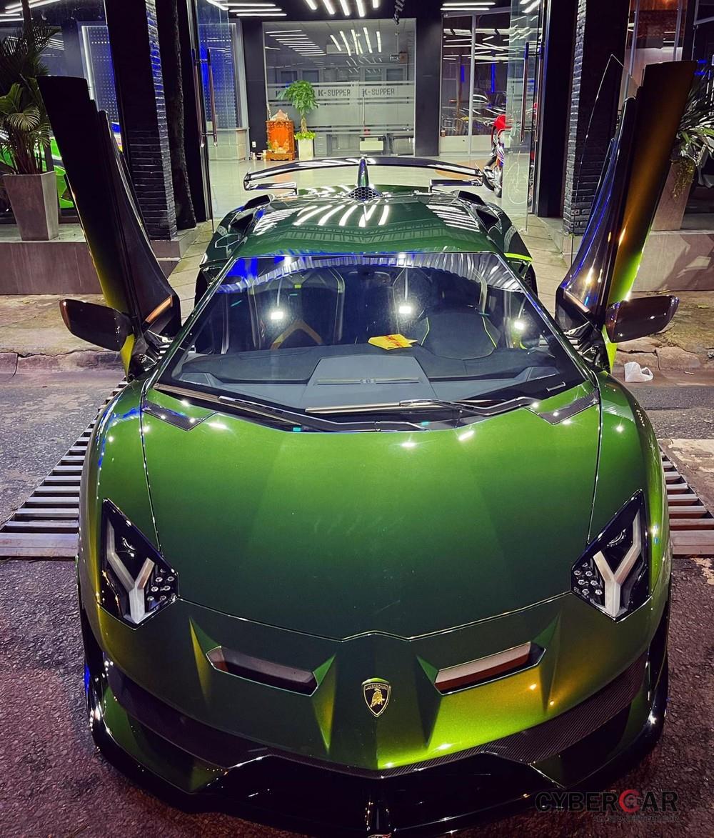 Cận cảnh Lamborghini Aventador SVJ mới về nước với bộ áo Verde Ermes cá tính của đại gia Việt