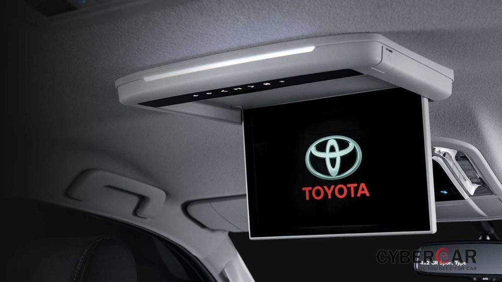 Màn hình treo trên trần của Toyota Fortuner GR Sport 2022