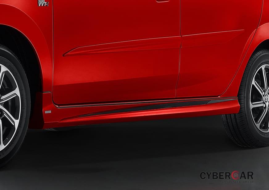 Tem màu đen dưới cửa của Toyota Wigo GR Sport 2022
