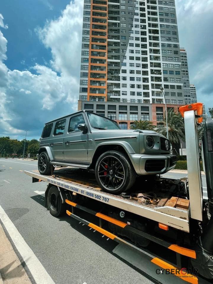 Chiếc SUV hạng sang Mercedes-AMG G63 màu Designo Platinum Magno Matte được mua không chính hãng do bên hông phải của xe vẫn có ống xả kép hướng ra bên ngoài