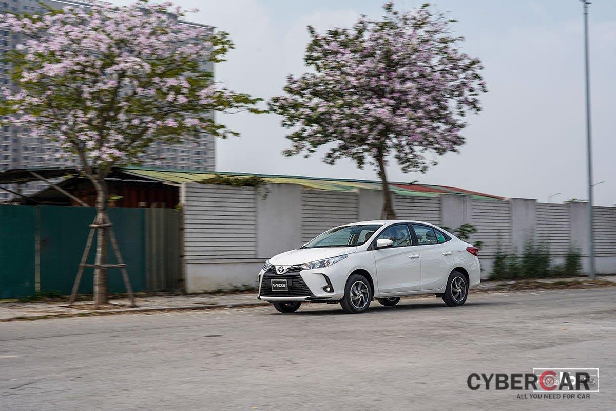 Toyota Vios tiếp tục giữ vững phong độ, vượt mặt Hyundai Accent.
