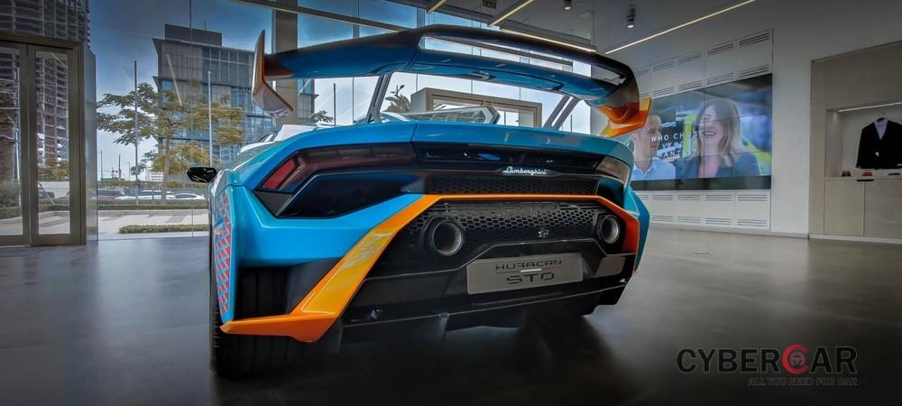 Thiết kế siêu xe Lamborghini Huracan STO nhìn phía sau
