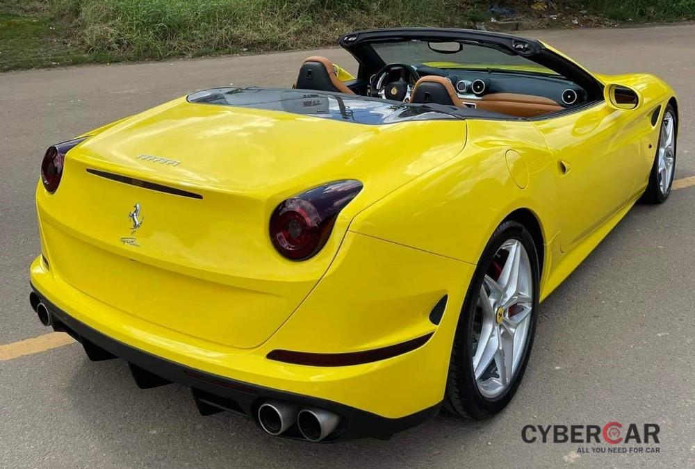 Siêu xe mui trần Ferrari California T có giá khoảng 10 tỷ đồng