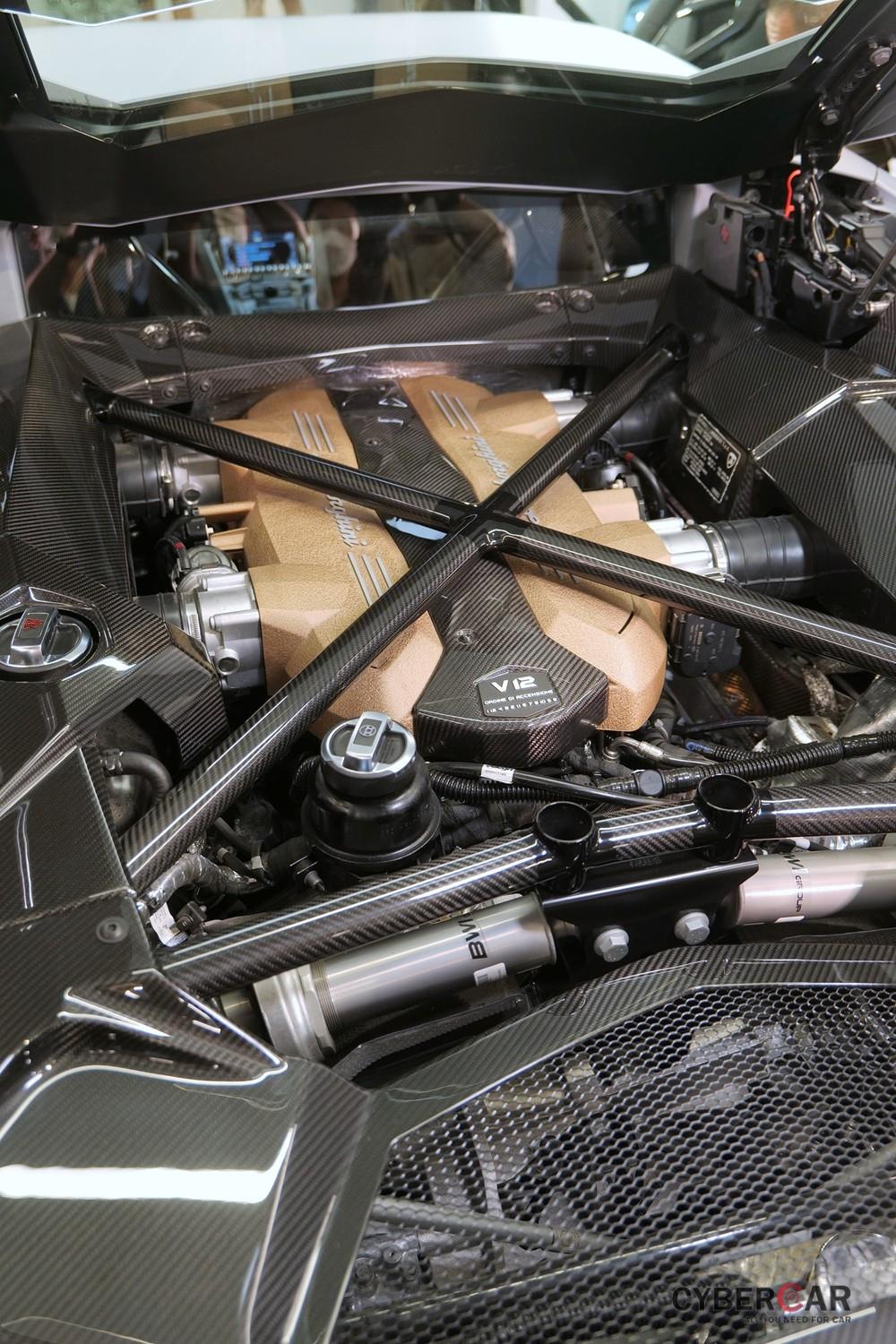 Khối động cơ V12, dung tích 6.5 lít của Lamborghini Aventador LP780-4 Ultimae có công suất 769 mã lực, cao hơn 10 mã lực so với Aventador SVJ