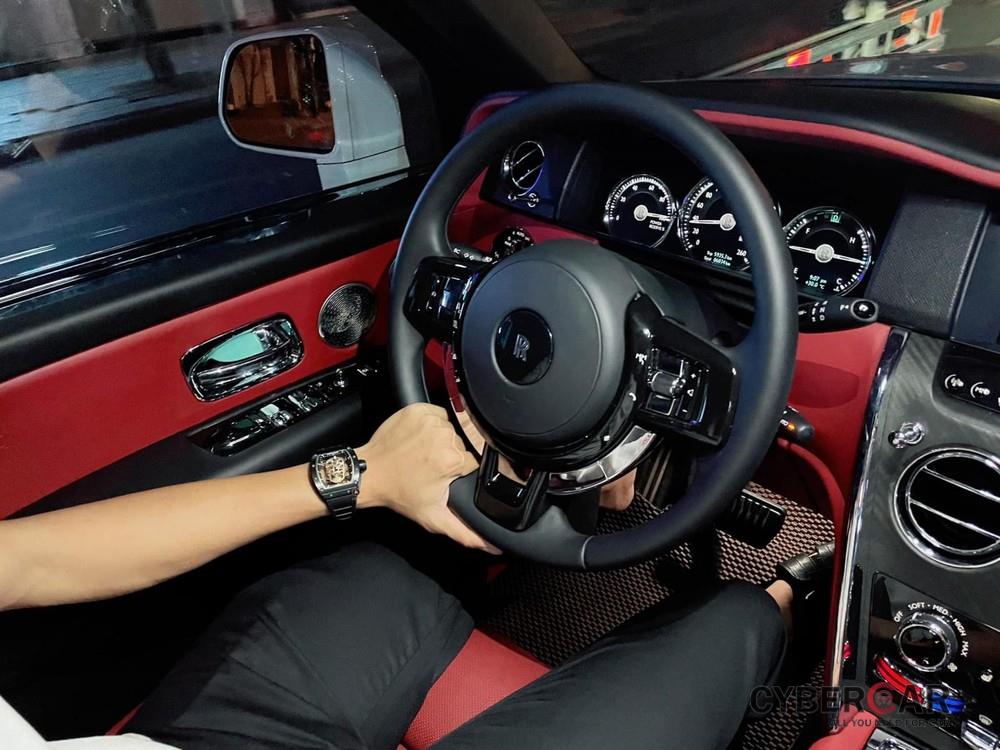 Richard Mille RM 52-01 cùng xe Rolls-Royce Cullinan
