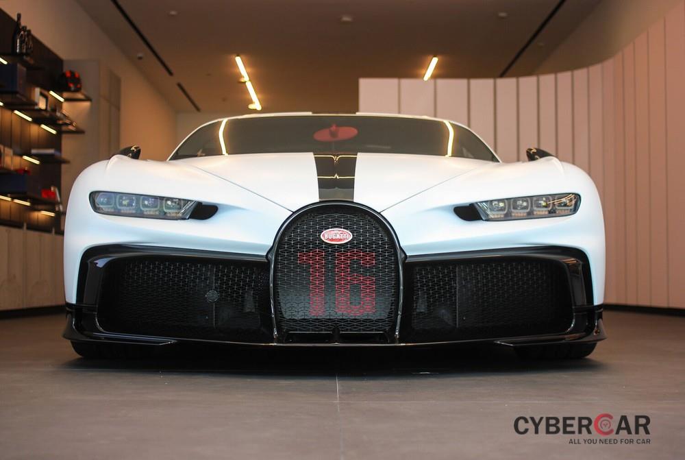 Chiron Pur Sport trong đại lý Bugatti Singapore