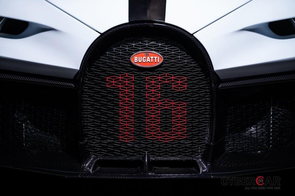 Logo số 16 xuất hiện trên lưới tản nhiệt của Bugatti Chiron Pur Sport