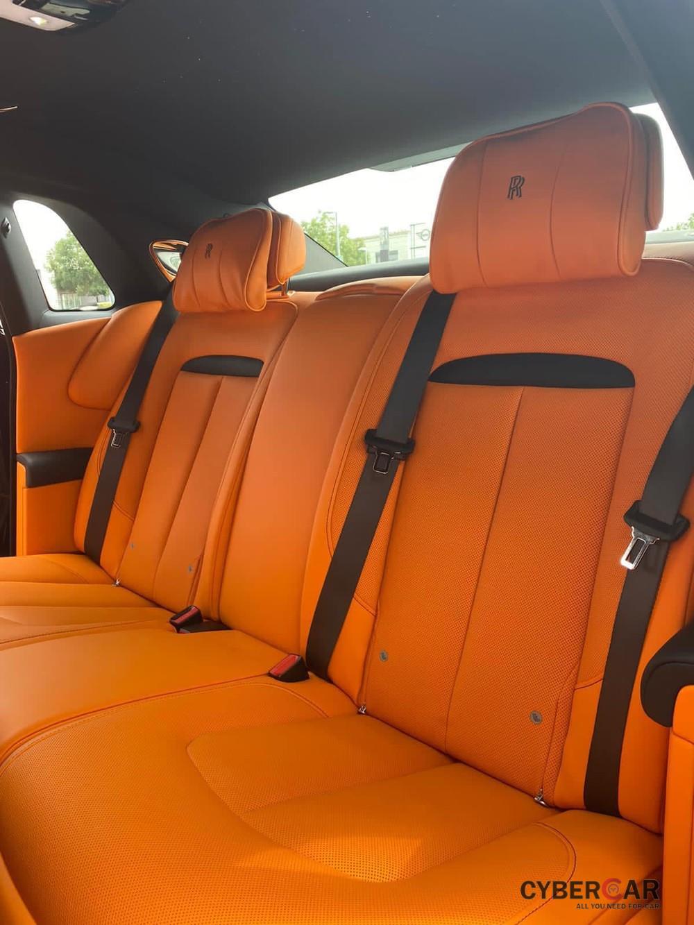 Còn đây là khoang hành khách của xe với điểm nhấn là ghế ngồi bọc da màu cam Hermes