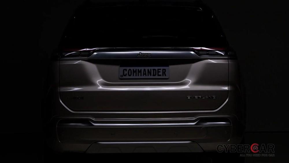Đèn hậu của Jeep Commander 2022 nối với nhau bằng nẹp mạ crôm